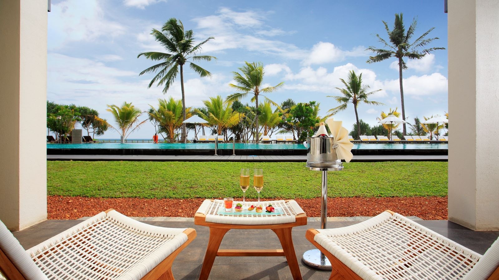 rooms-deluxe-pool-terrace