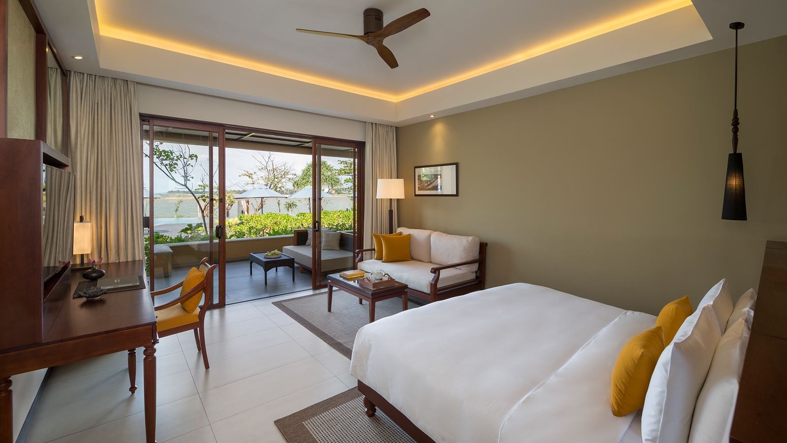 rooms-deluxe-pool-side