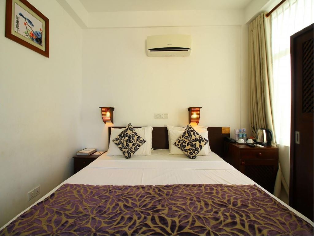 rooms-deluxe-double-with-side-sea-view-and-balcony