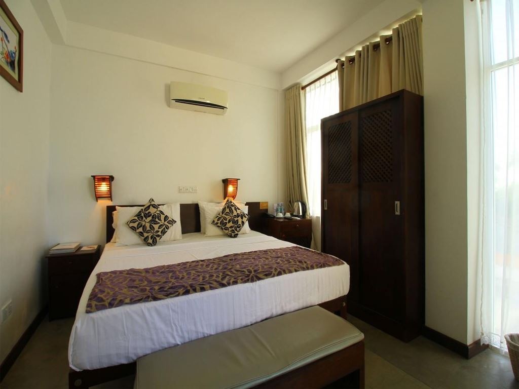 rooms-deluxe-double-with-side-sea-view-and-balcony