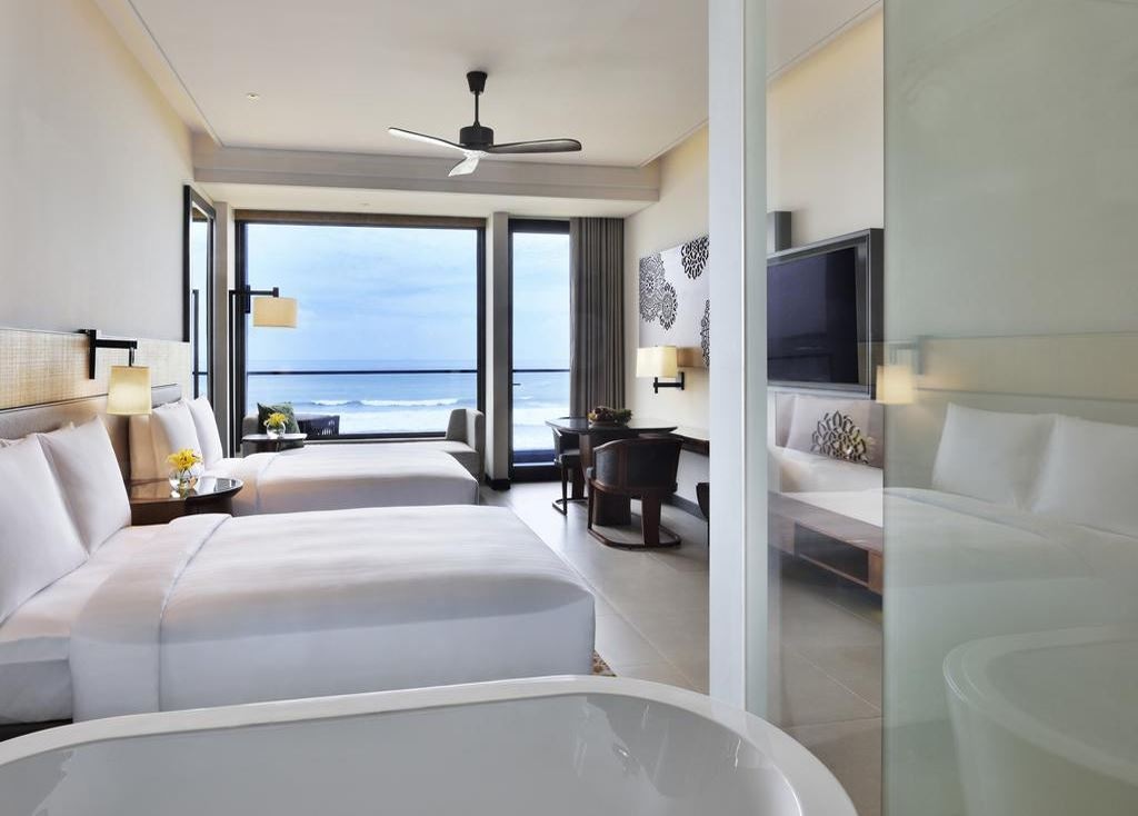 rooms-luxe-ocean-suite