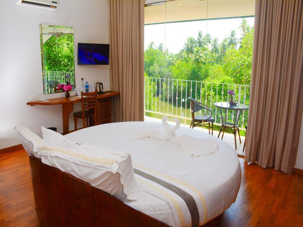 rooms-honeymoon-suite