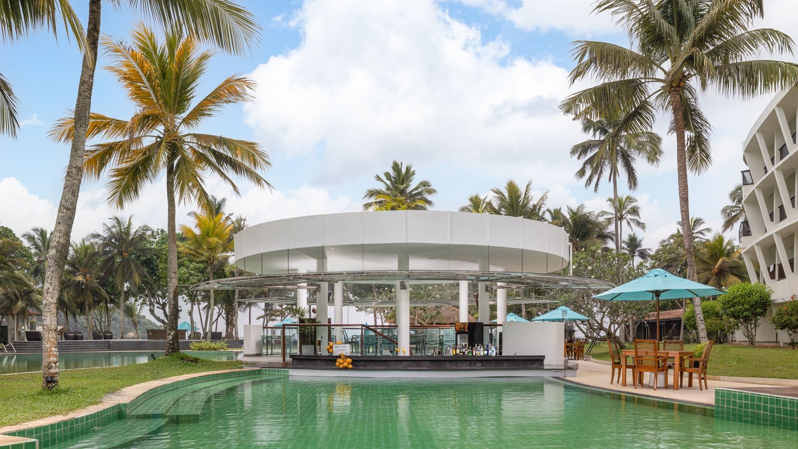 bars-splash-pool-bar