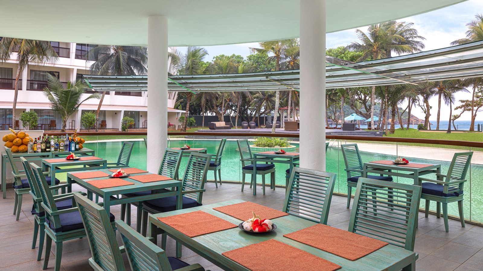 bars-splash-pool-bar