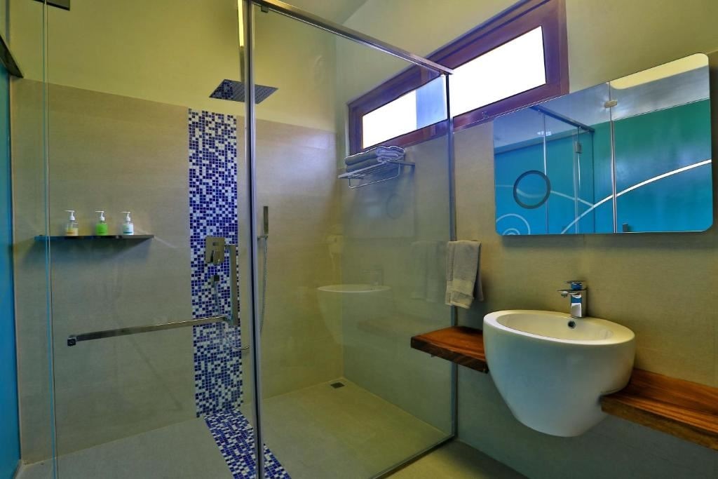 rooms-wave-king-room