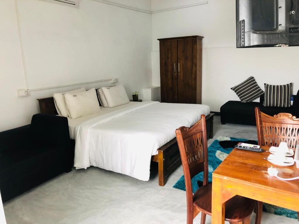 rooms-standard-room-with-city-view-and-balcony