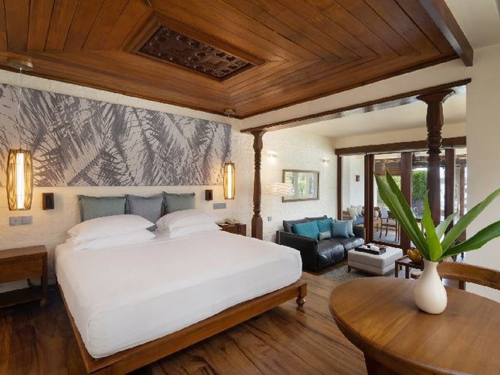 rooms-deluxe-suite-with-pool