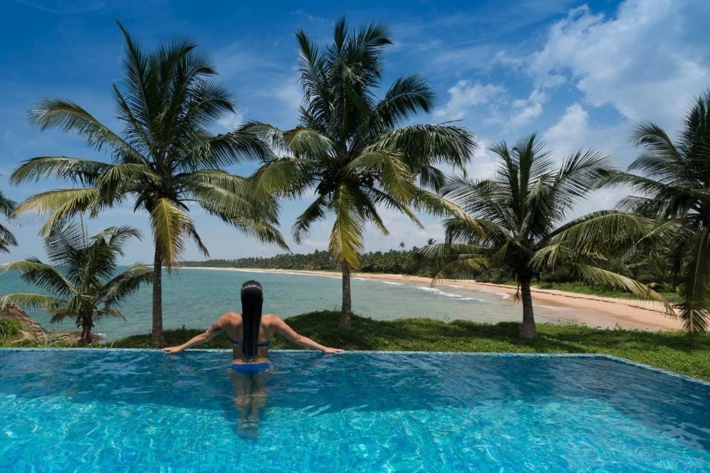 rooms-deluxe-suite-with-pool