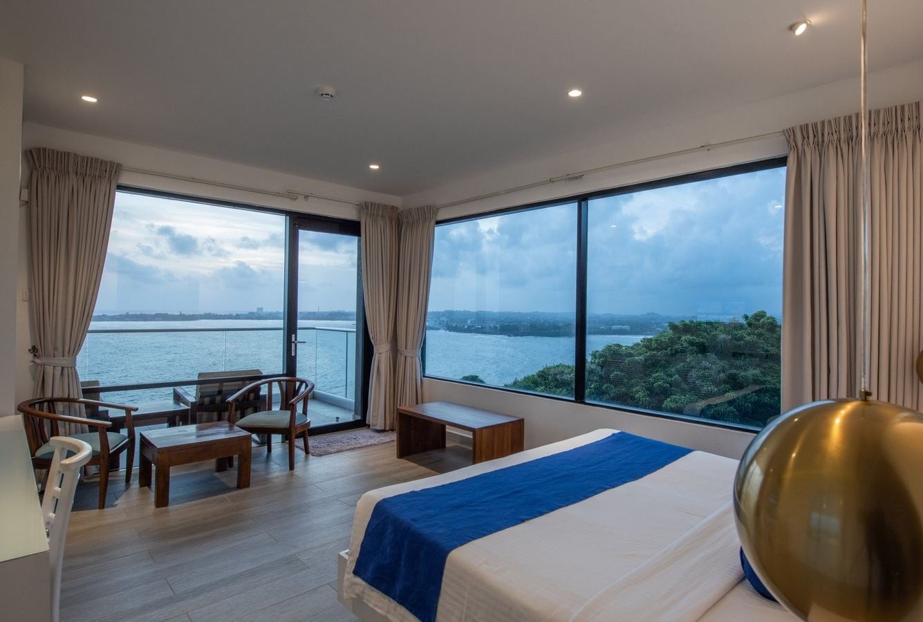 rooms-deluxe-panoramic-ocean-view-room