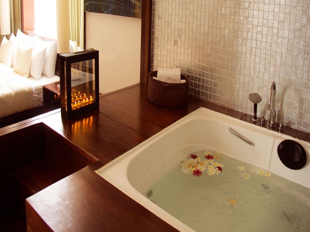 rooms-rose-petals-suites-with-jacuzzi