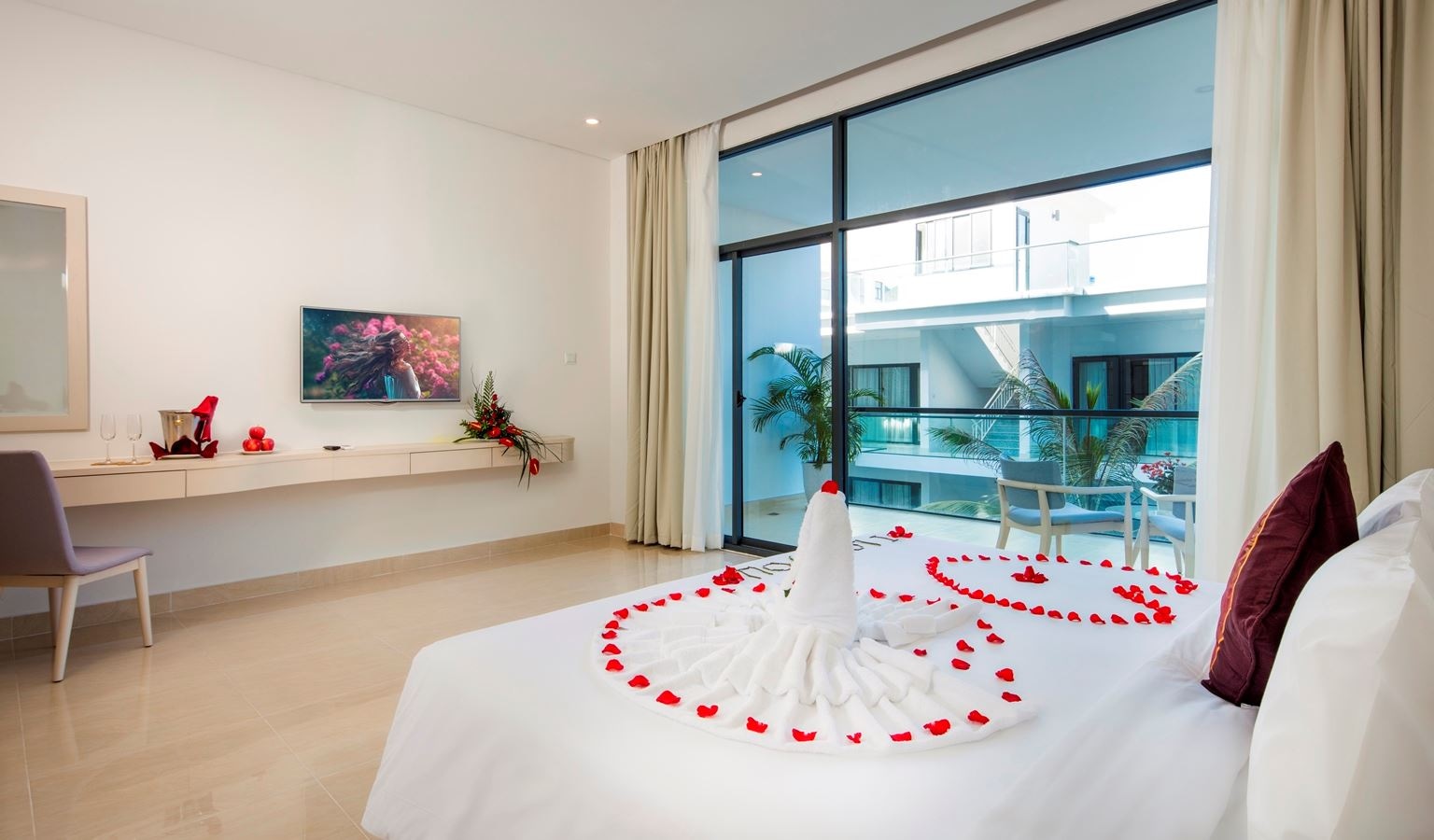 rooms-balcony-1-bedroom-apartment-with-garden-view