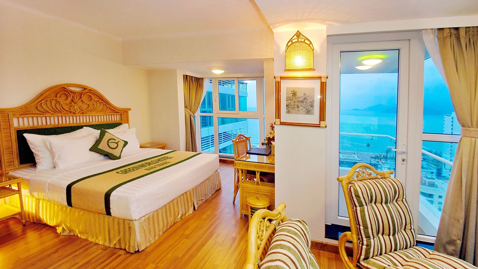 rooms-premier-suite-sea-view-with-balcony