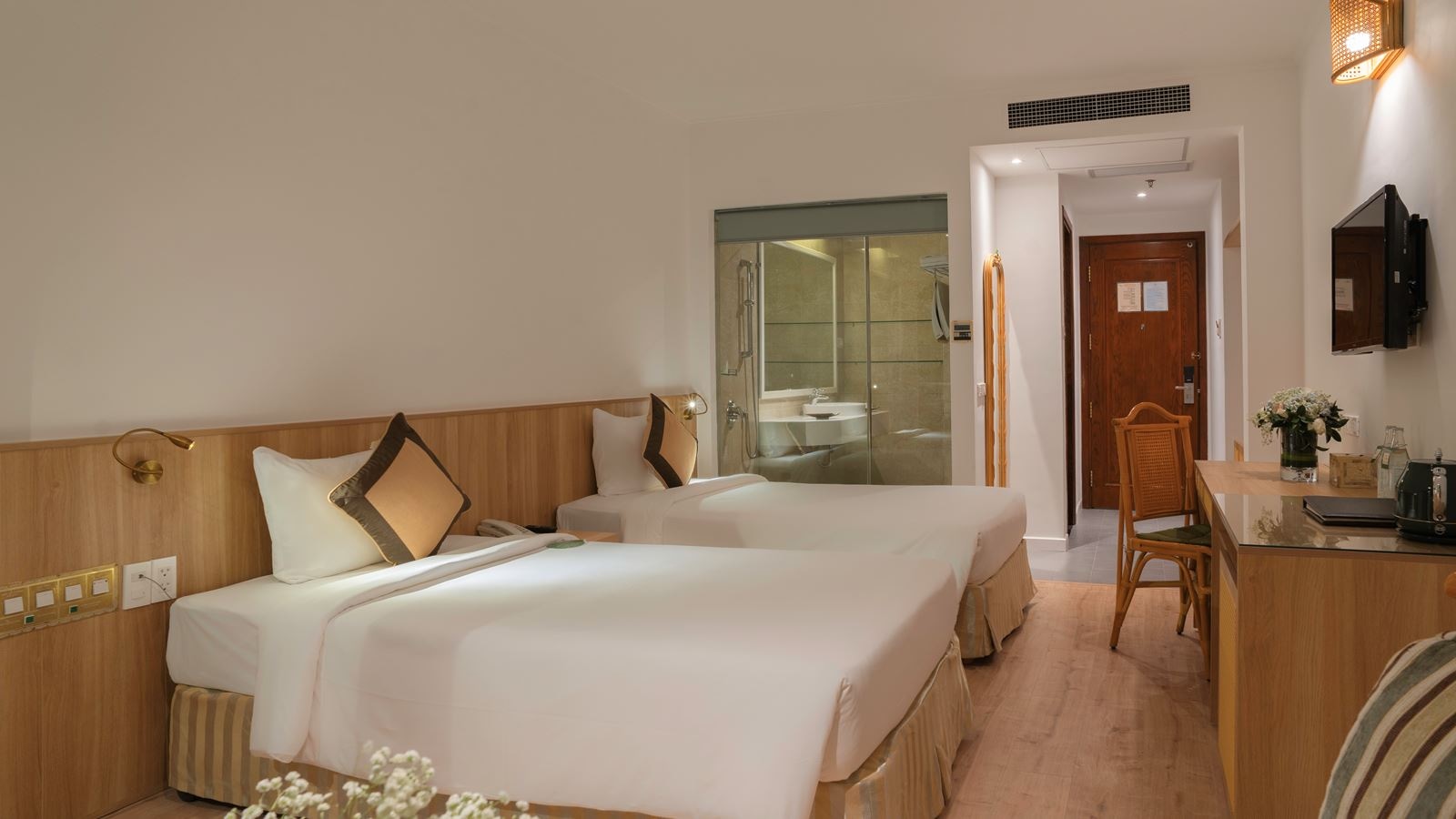 rooms-deluxe-partial-sea-view-with-balcony