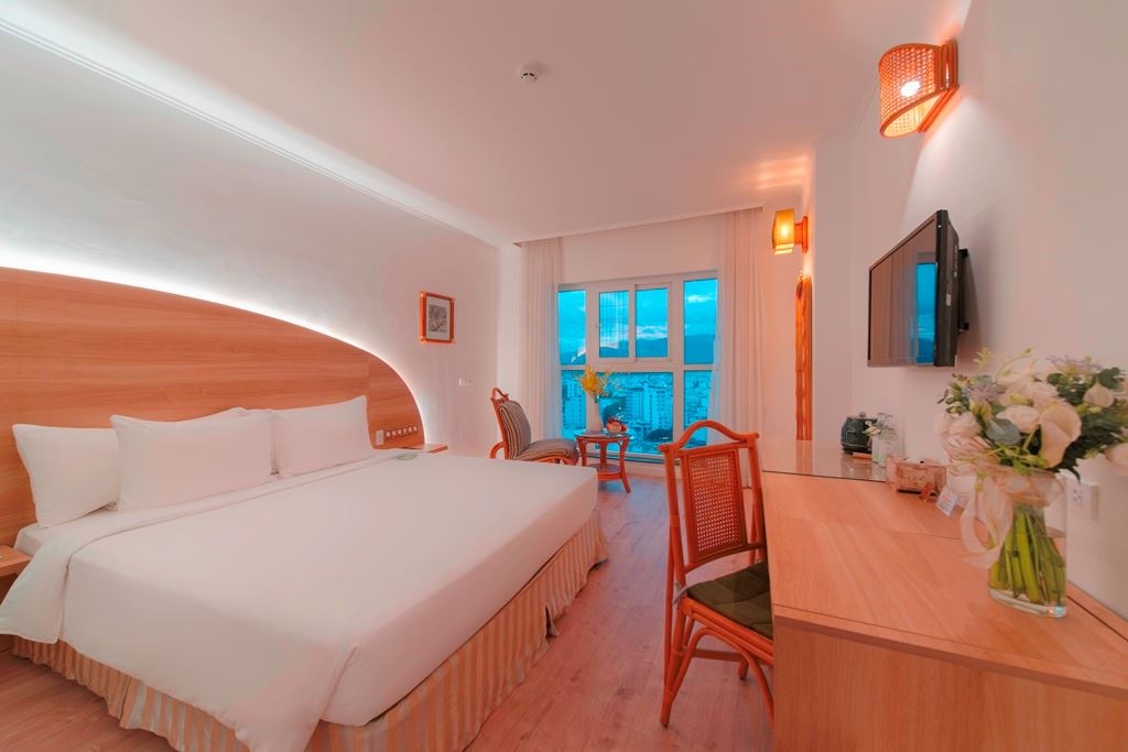 rooms-cozy-city-view