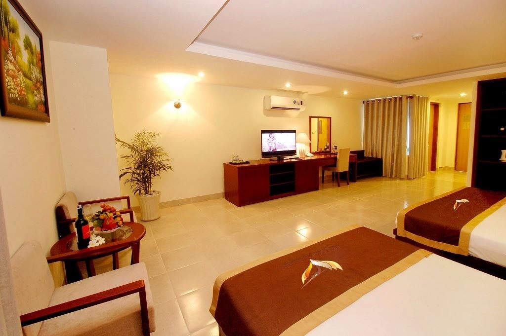 rooms-deluxe-room-city-view-with-balcony