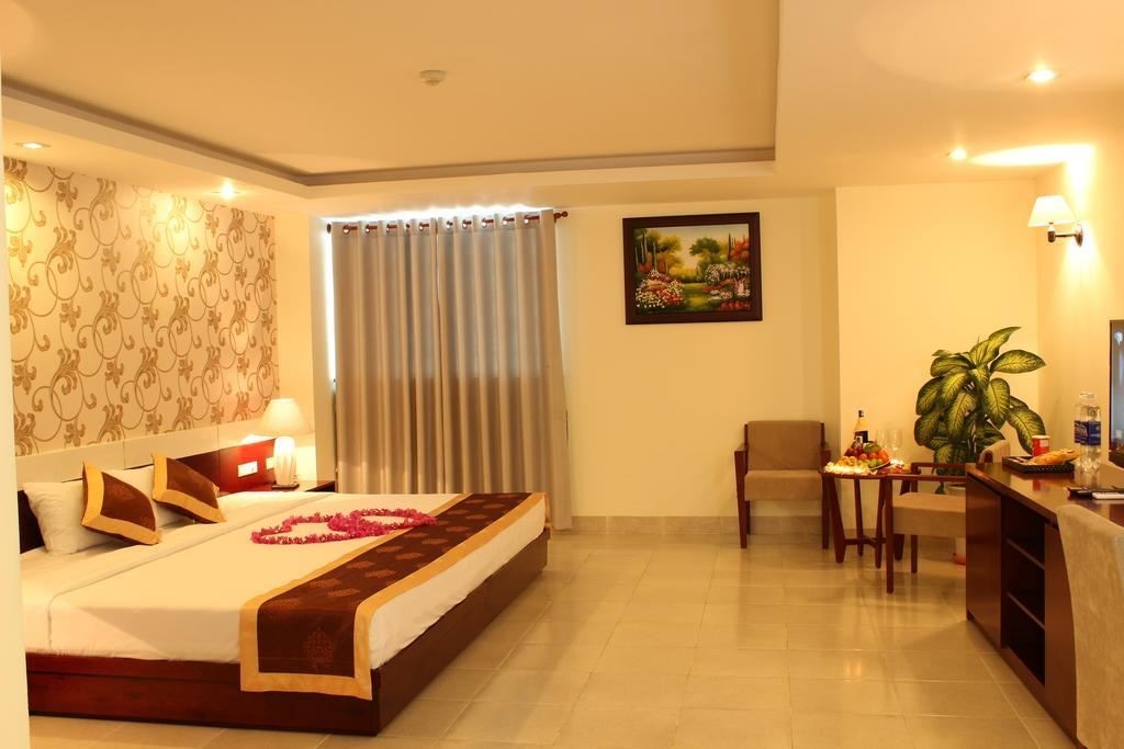 rooms-suite-city-view-with-balcony