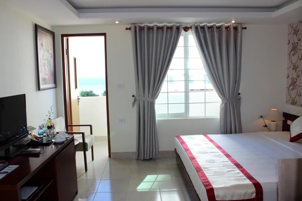 rooms-suite-city-view-with-balcony