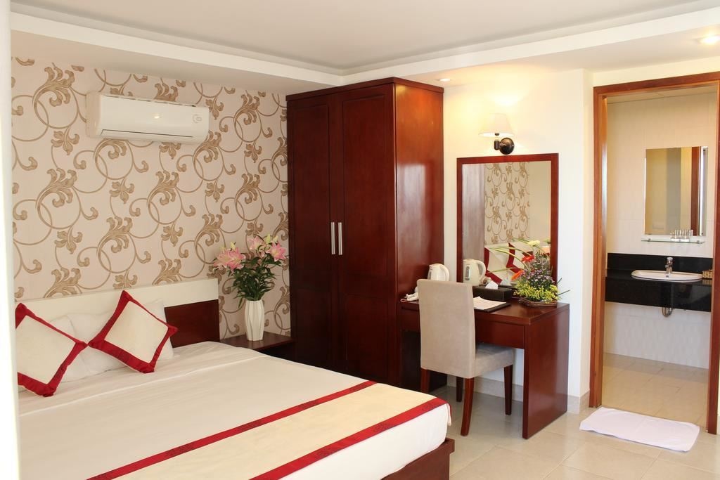 rooms-suite-city-view-with-balcony