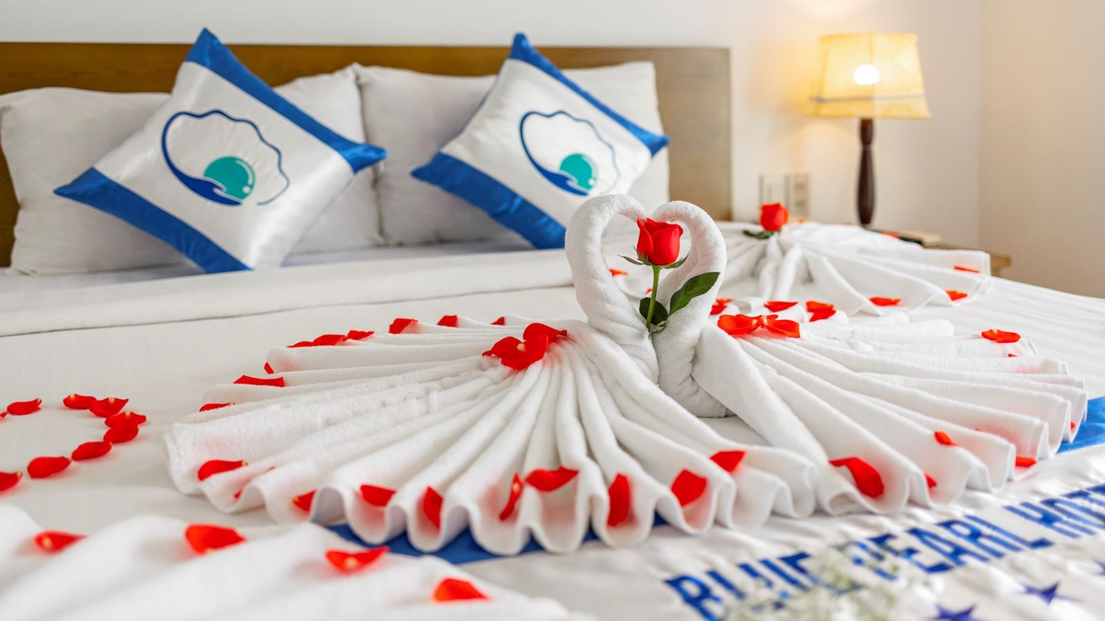 rooms-deluxe-sea-view-with-balcony