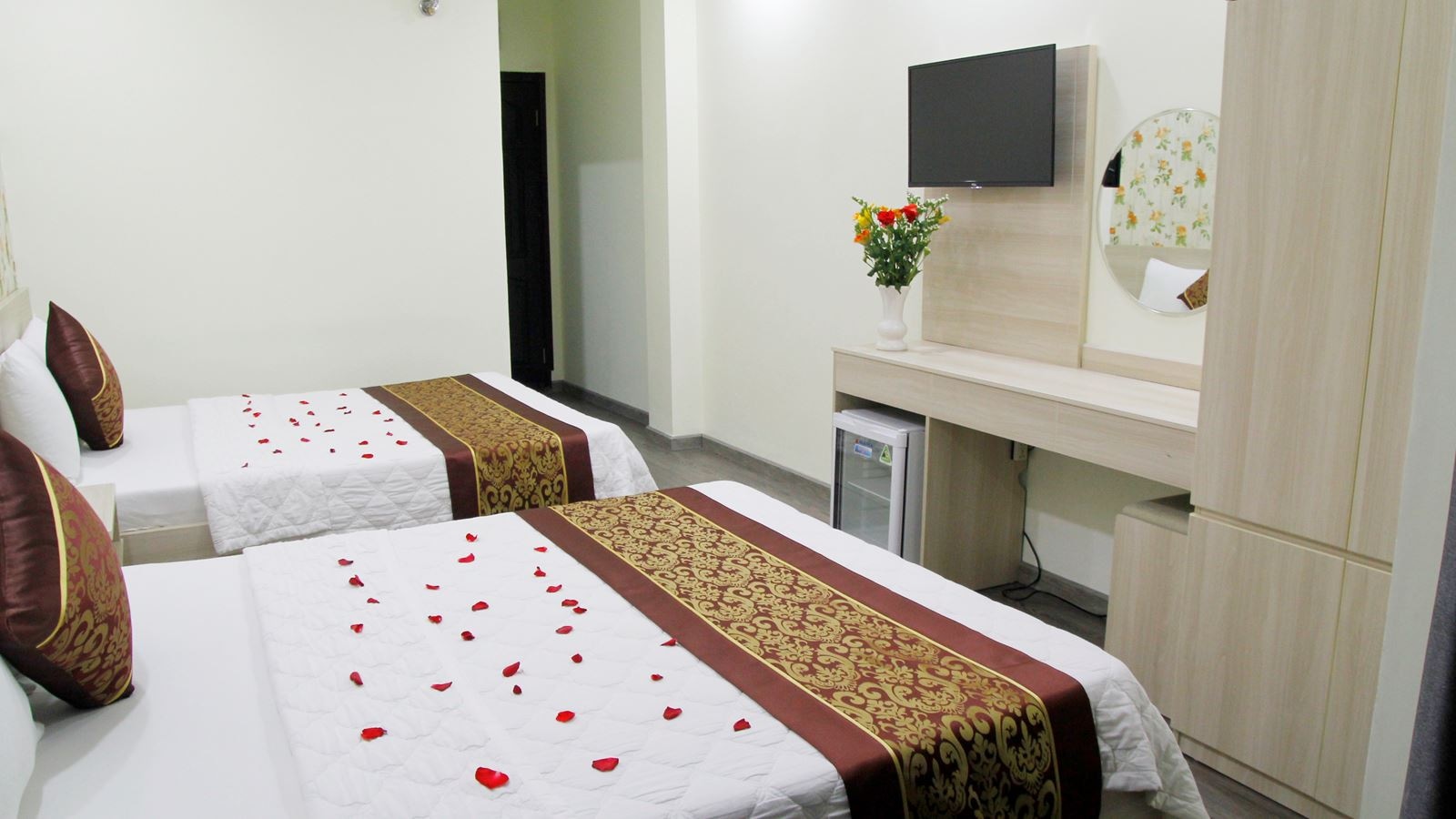 rooms-deluxe-balcony-twin-room