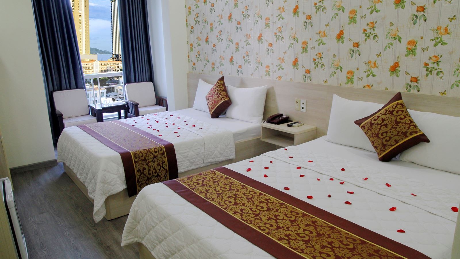 rooms-deluxe-balcony-twin-room