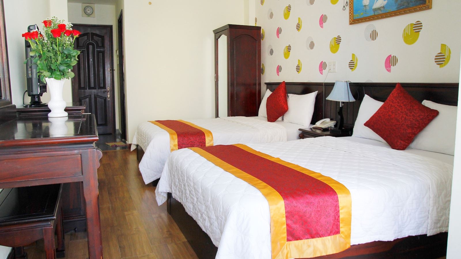 rooms-deluxe-balcony-twin-room