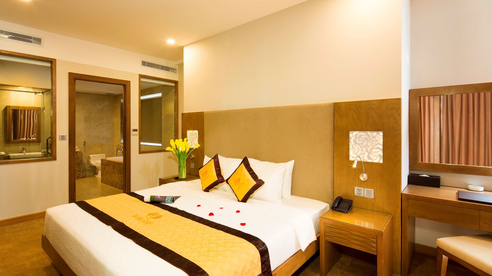 rooms-suite-double-city-view-with-window