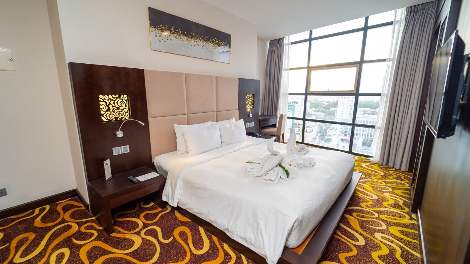 rooms-suite-double-city-view-with-window