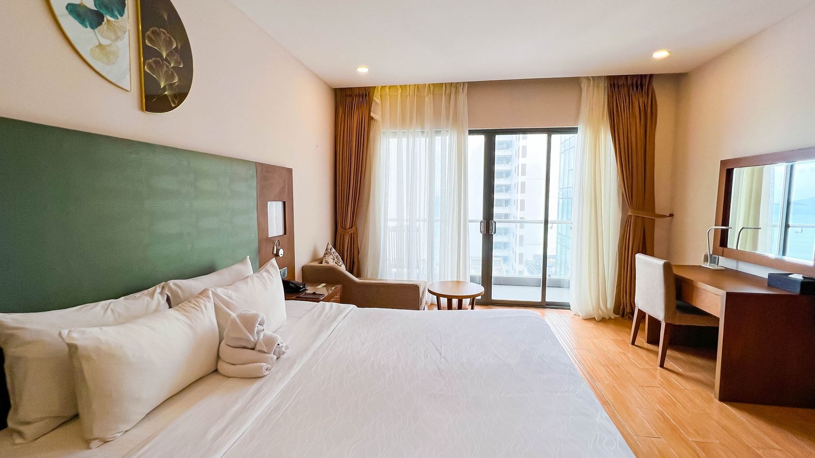 rooms-deluxe-room-partial-sea-view-with-balcony