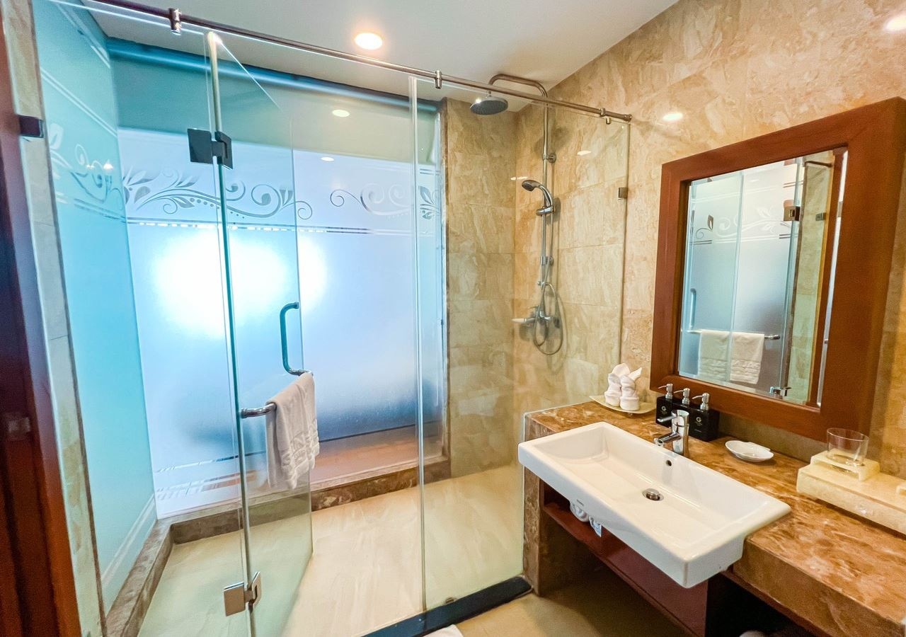 rooms-deluxe-room-partial-sea-view-with-balcony