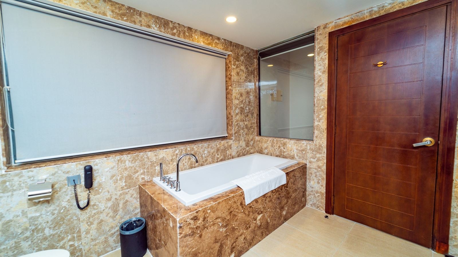 rooms-suite-double-city-view-with-window