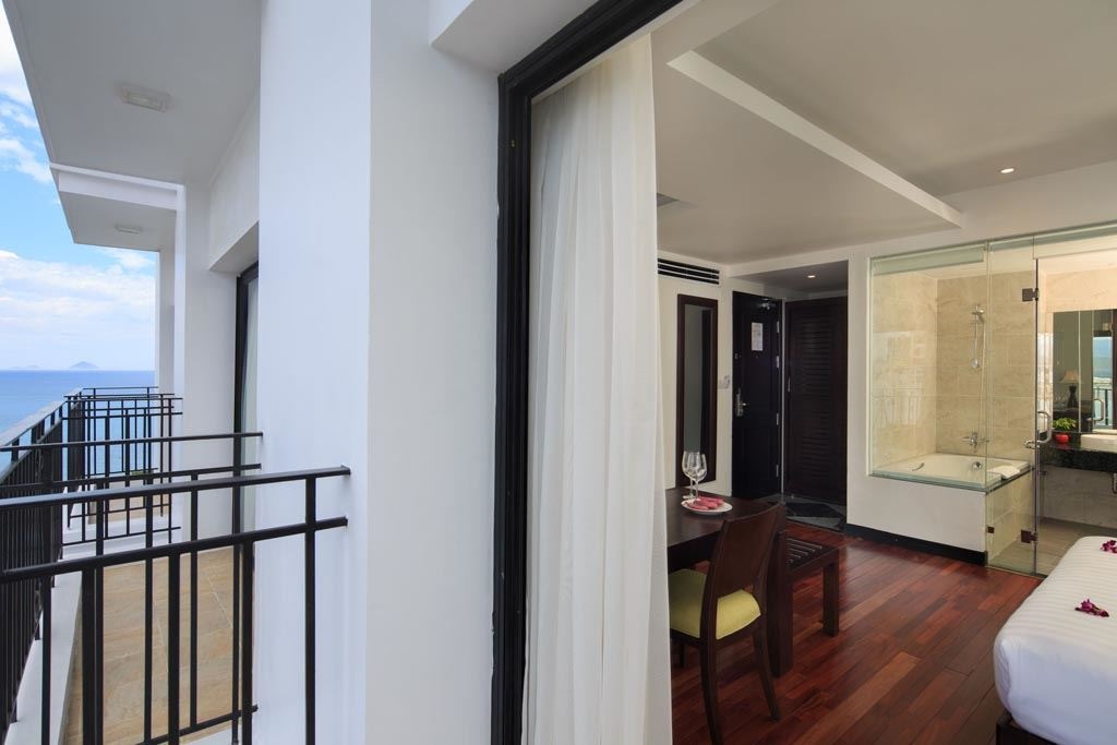 rooms-club-suite-with-balcony