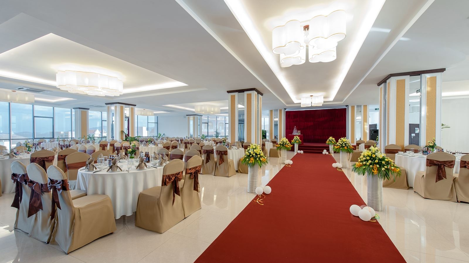 restaurants-yang-bay-restaurant-where-you-have-breakfast-or-gala-dinner-on-the-second-floor