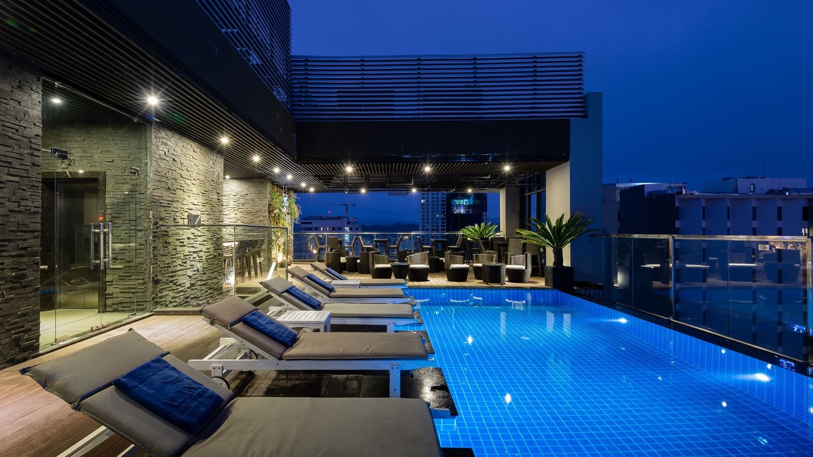 restaurants-infinity-rooftop-bar