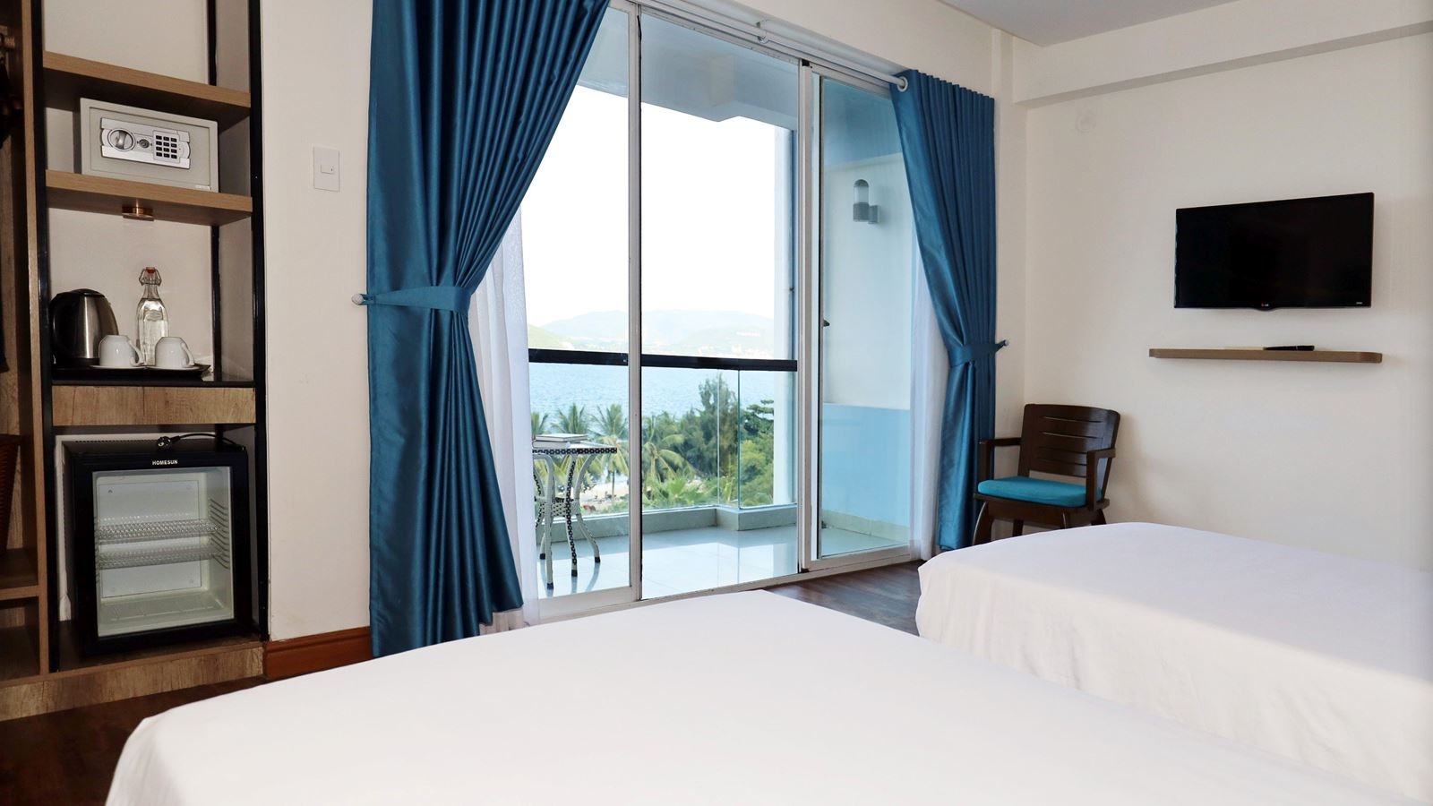rooms-deluxe-sea-view-with-balcony