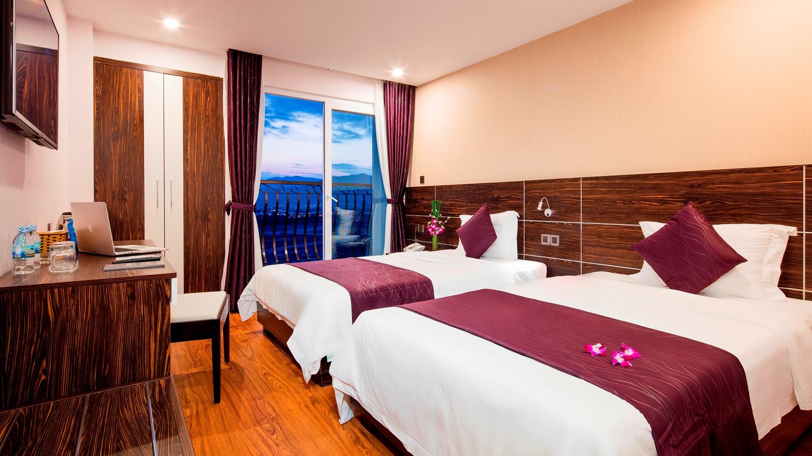 rooms-premier-deluxe-city-view-balcony-child-without-extra-bed