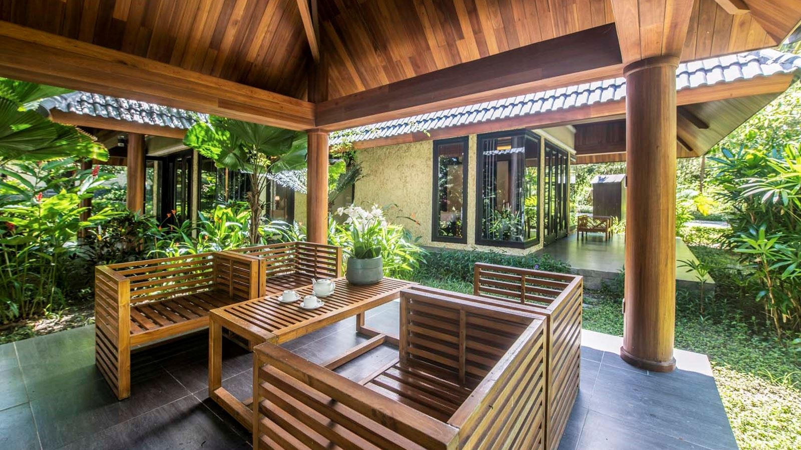 rooms-deluxe-bungalow-garden-view