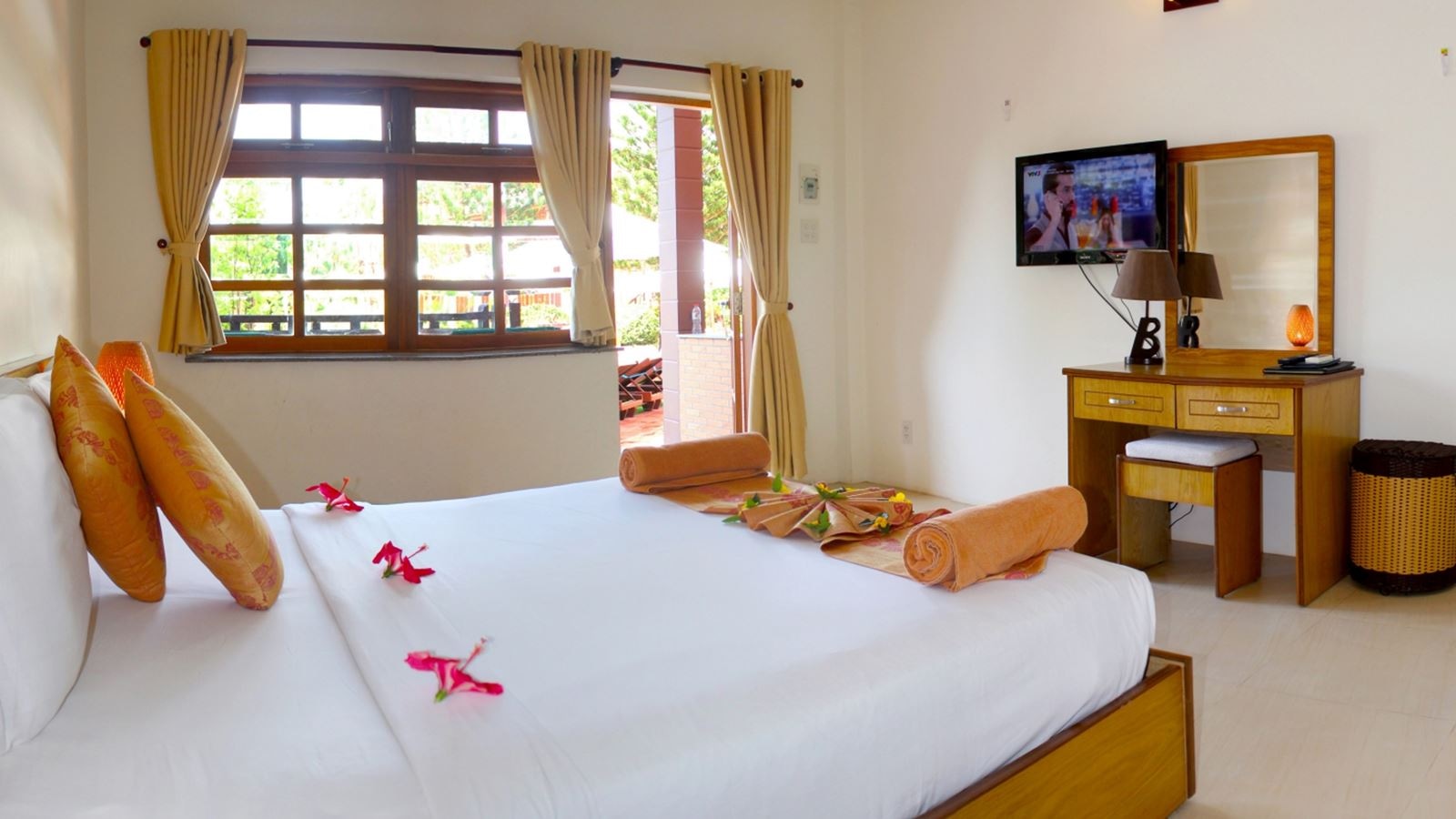 rooms-room-pool-view