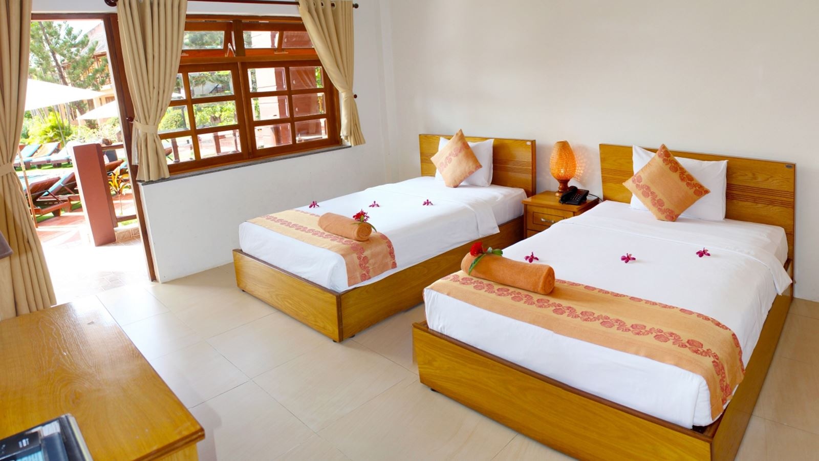 rooms-room-pool-view