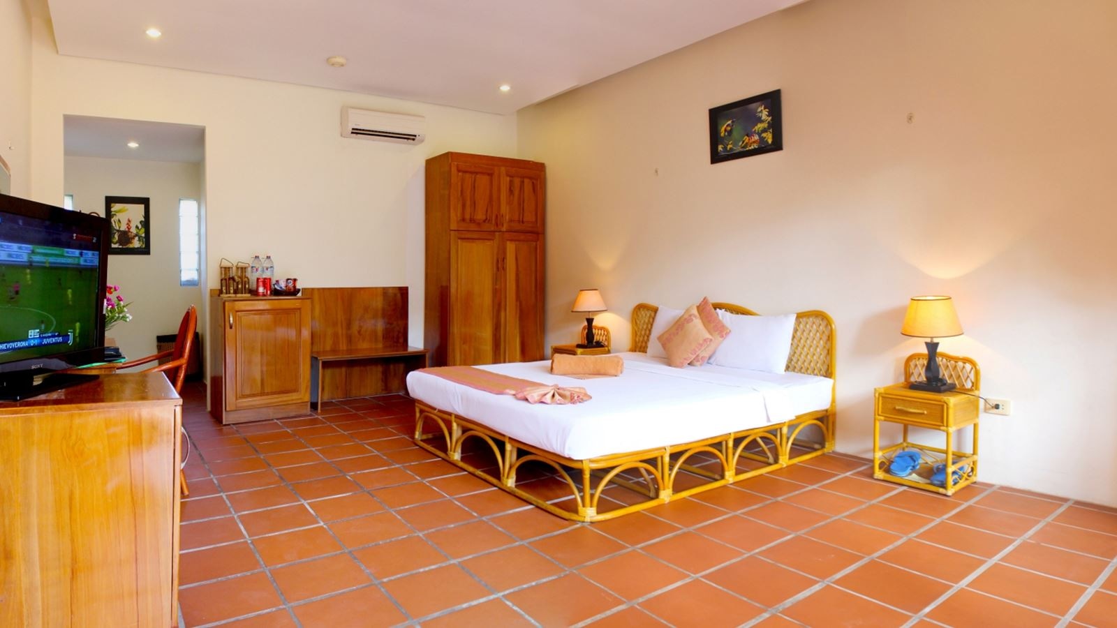 rooms-room-garden-view