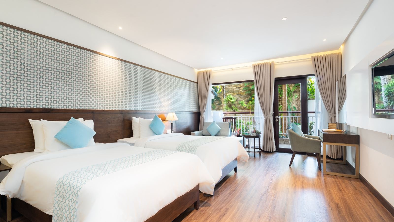 rooms-deluxe-garden-view-with-balcony