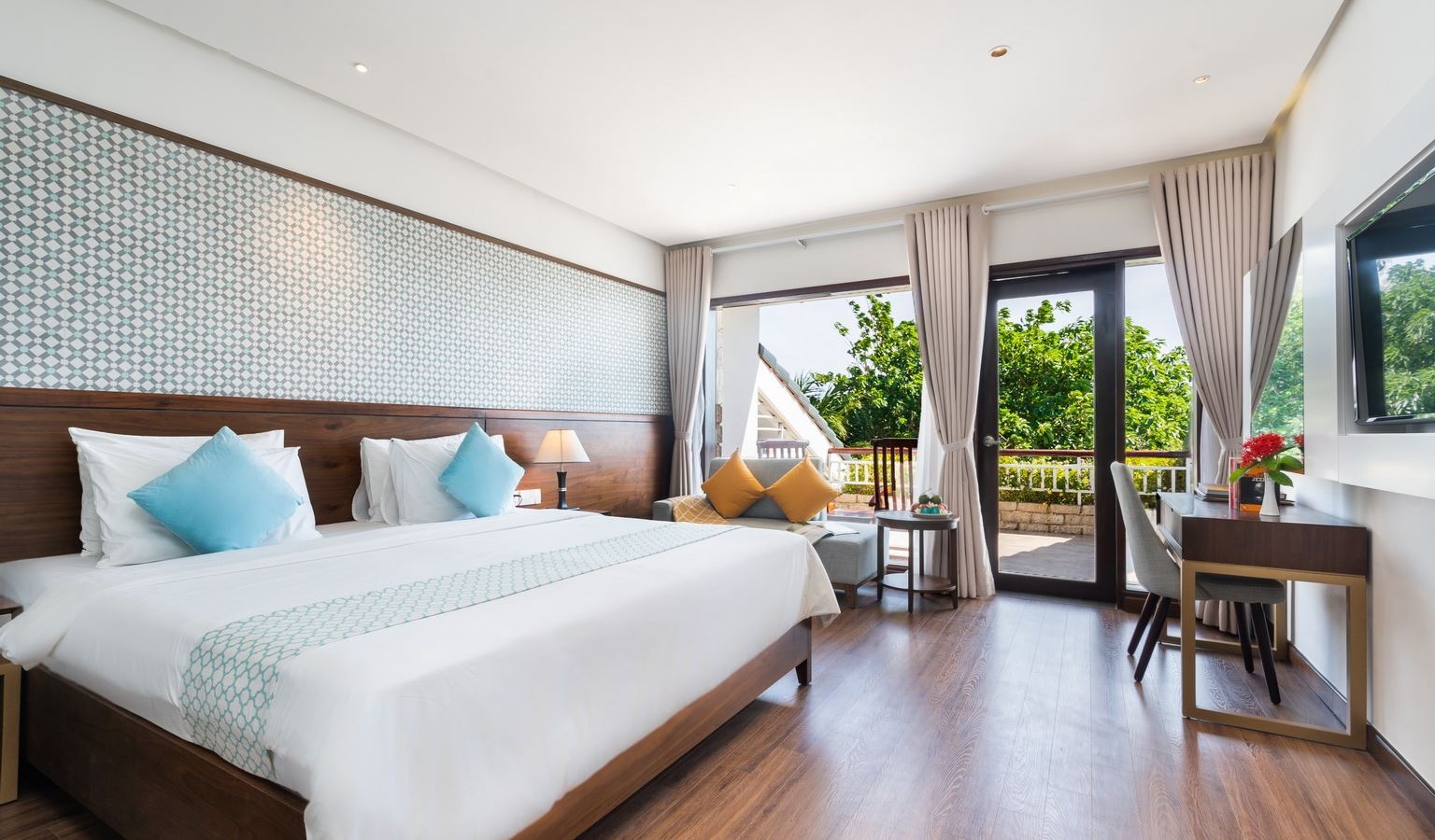 rooms-deluxe-ocean-view-with-balcony