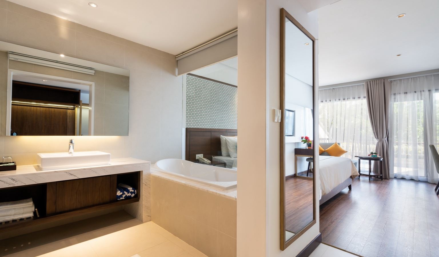 rooms-deluxe-ocean-view-with-balcony