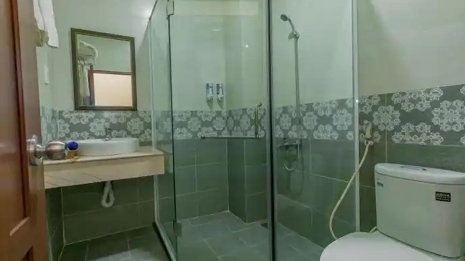 rooms-room-deluxe-garden-or-poolview-balcony