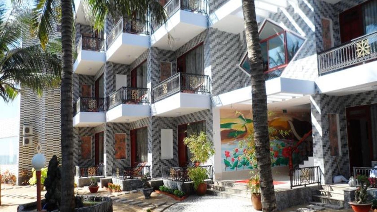 rooms-room-deluxe-garden-or-poolview-balcony