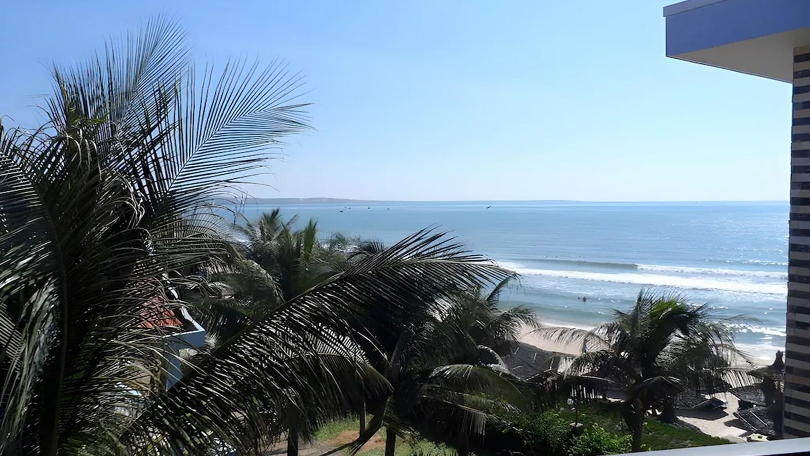 rooms-room-deluxe-ocean-or-garden-view-balcony