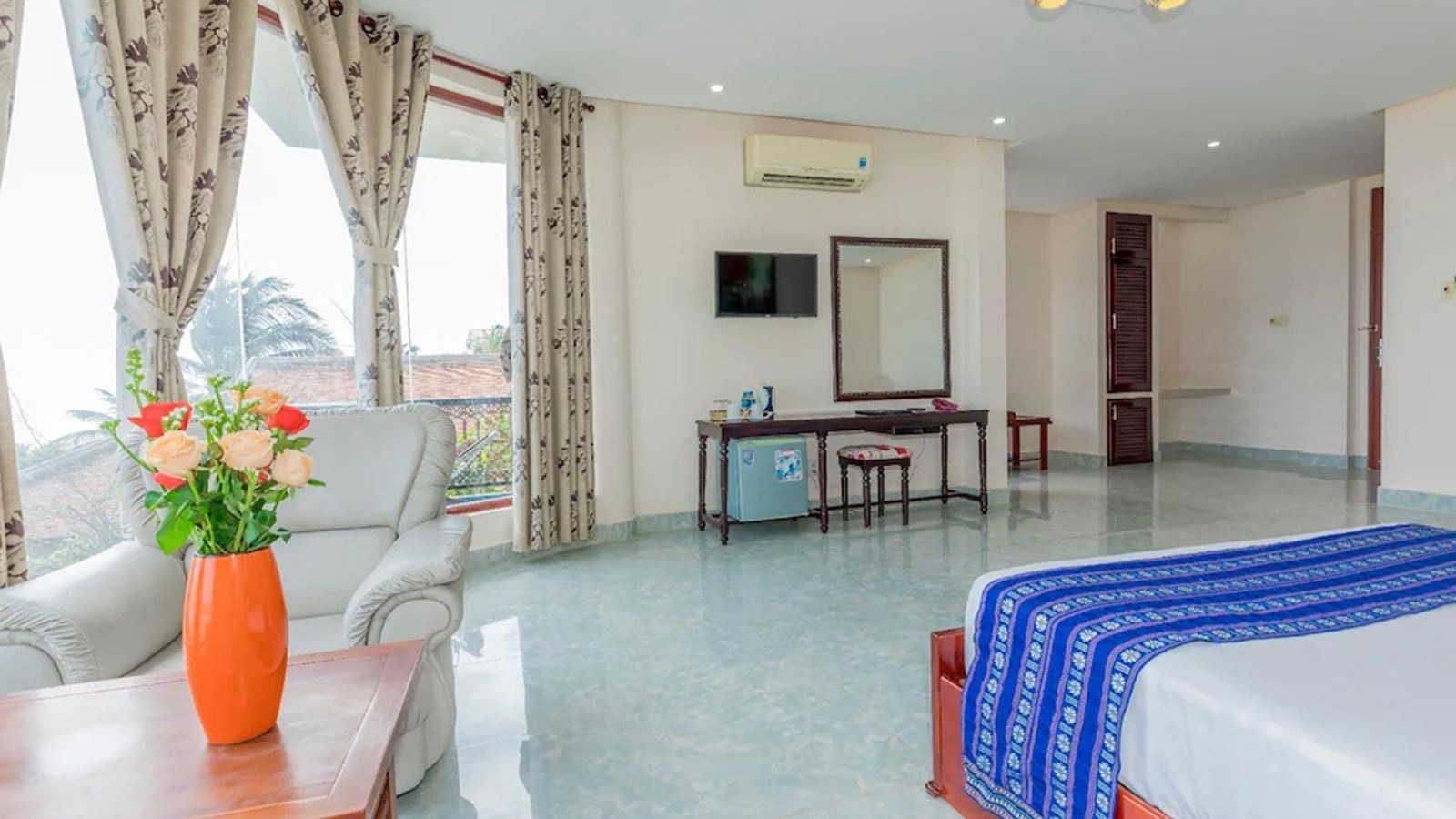 rooms-suite-room-front-ocean-view