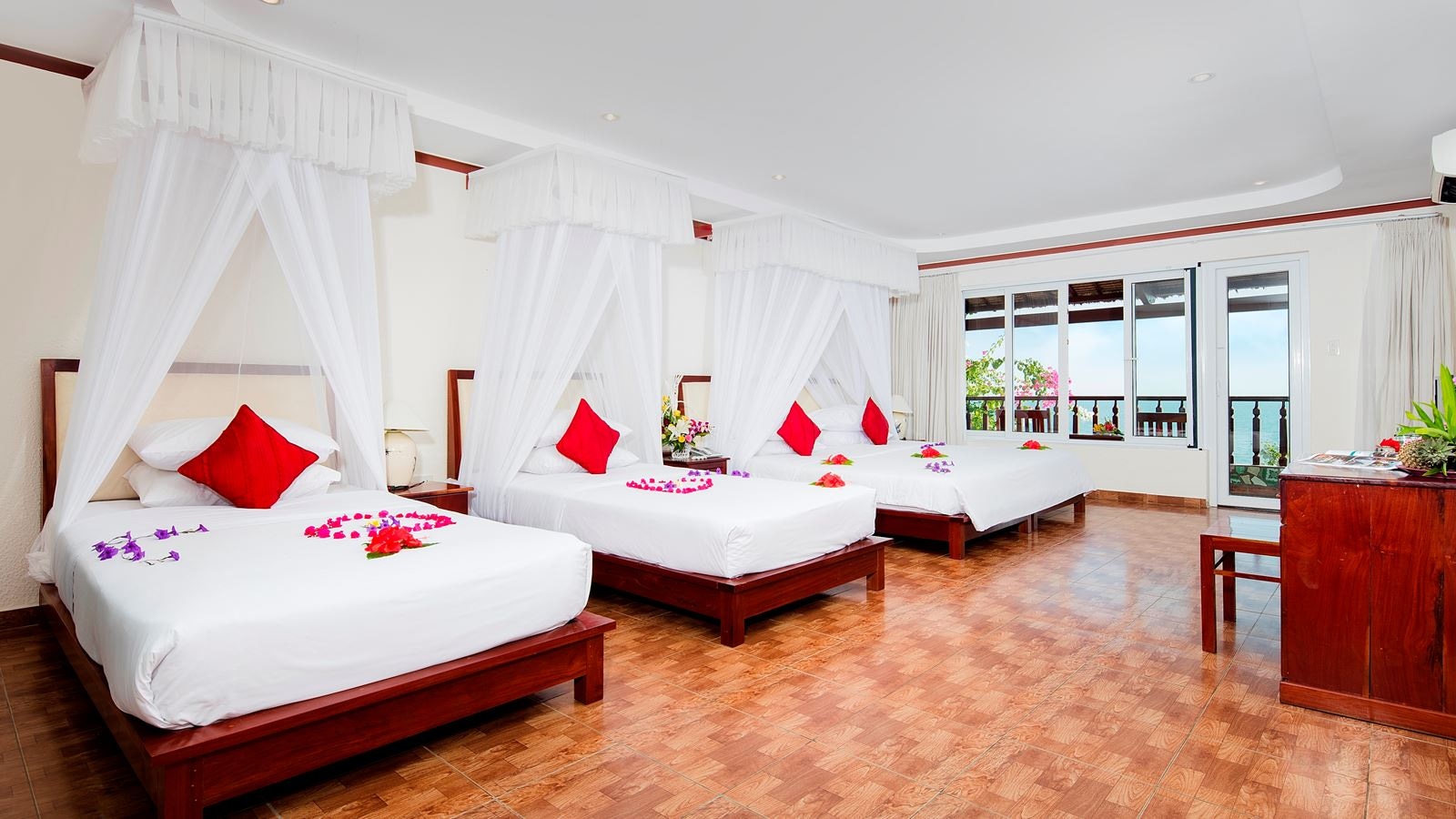 rooms-villa-family-beach-front