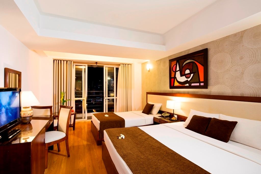 rooms-senior-deluxe-city-view-with-balcony