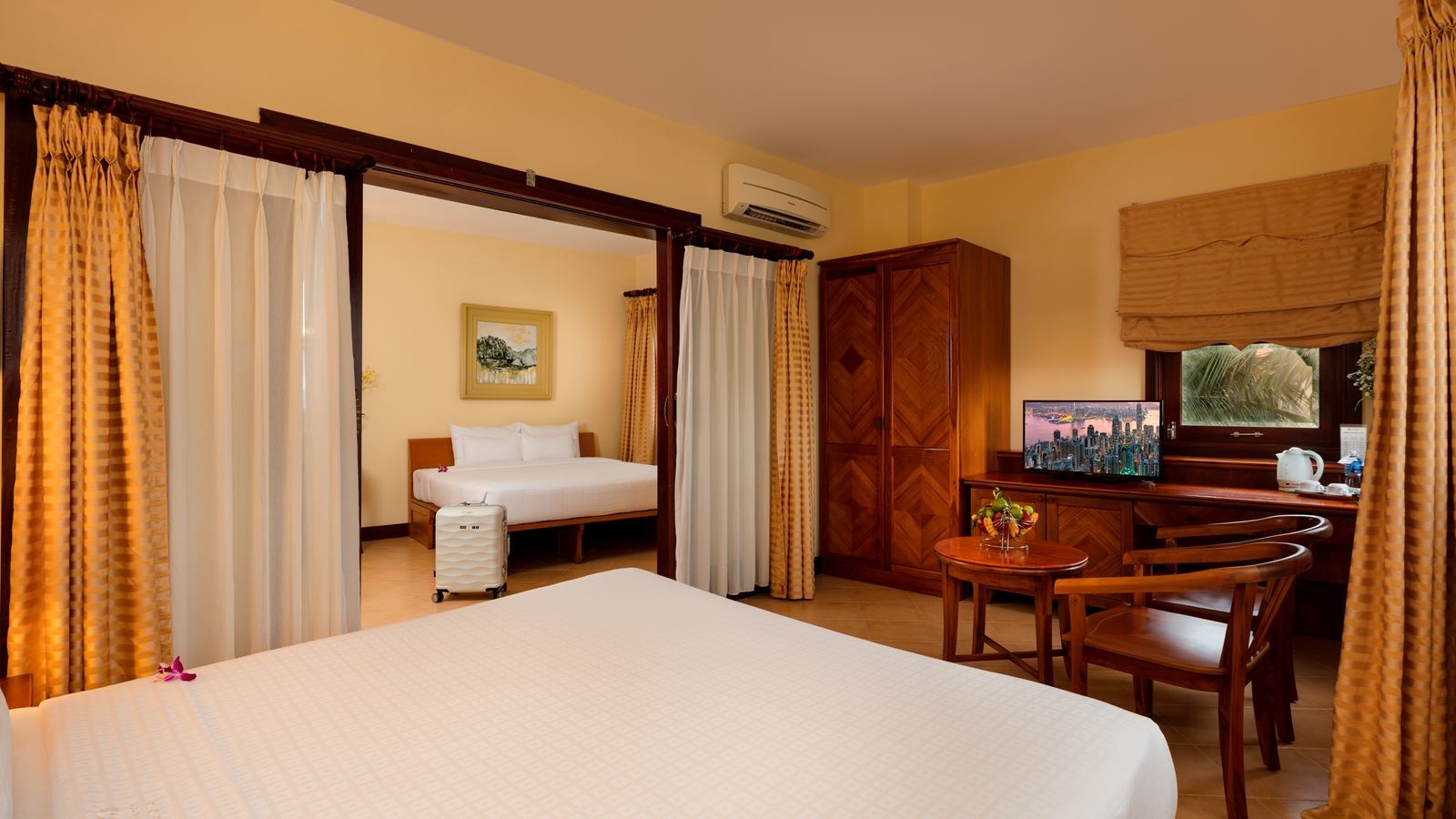 rooms-family-room-garden-view